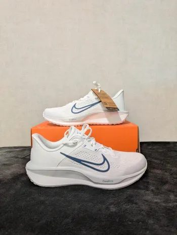 Used White Quest 6 Running Shoes
