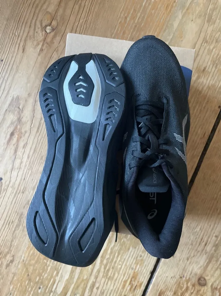 Asics Novablast 6 bike d'occasion — image 2 sur 3