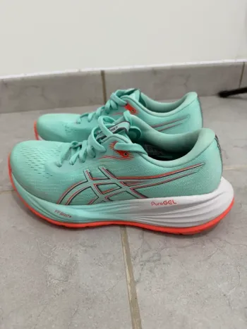 Used Orange Gel Stratus 5 Running Shoes