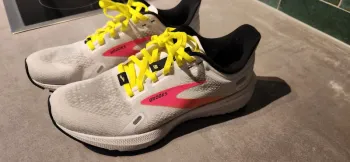 Used Brooks Launch 9 Running Shoes
