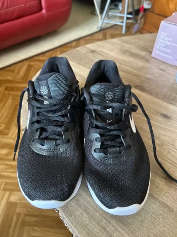 Käytetty Nike Revolution 6 Running Shoes