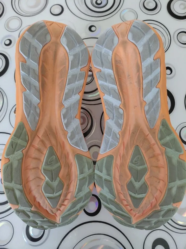 Used Asics Novablast 4 TR bike — image 5 of 6