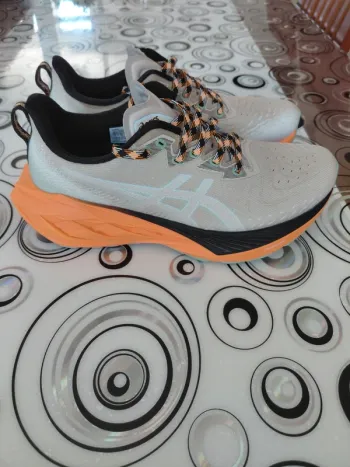 Used Asics Novablast 4 TR bike — image 3 of 6