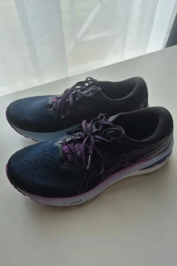 Used Asics GT 2000 10 Running Shoes