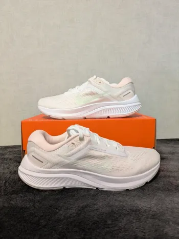 Used White Air Zoom Structure 24 Running Shoes