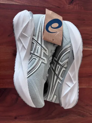 Used Asics Novablast 5 Running Shoes