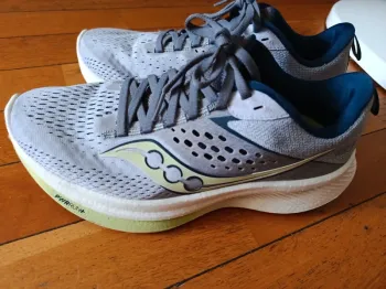 Used Saucony Running Shoes bike — image 2 of 2
