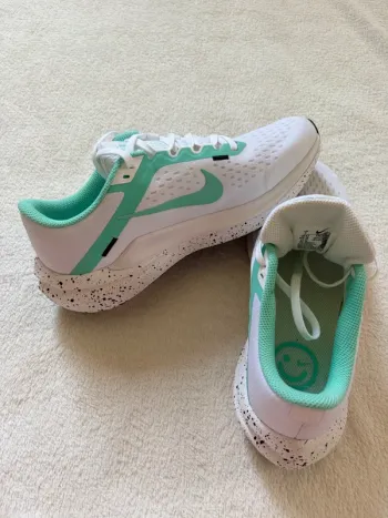 Used White Nike Winflo 10 Running Shoes