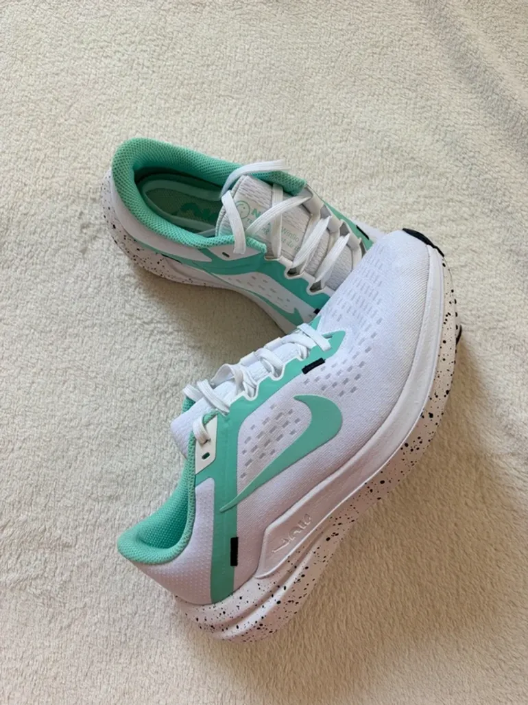 Used White Nike Winflo 10 bike — image 5 of 9