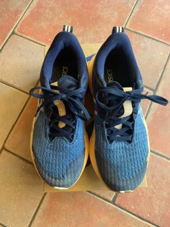 Used Asics Novablast 5 Lite-Show Running Shoes