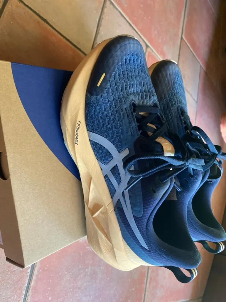 Used Asics Novablast 5 Lite-Show bike — image 5 of 8