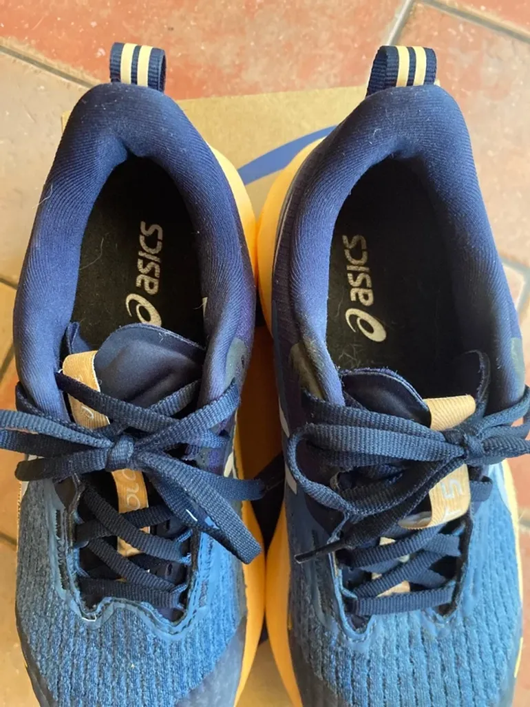 Used Asics Novablast 5 Lite-Show bike — image 2 of 8
