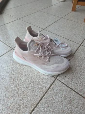 Käytetty Adidas Pureboost 5 Running Shoes