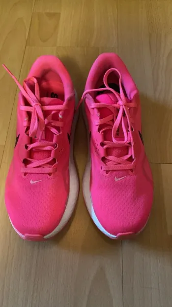 Used Lightweight Structure Running Shoes