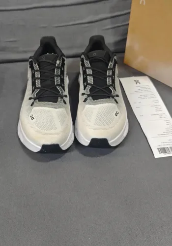 Tweedehands On Running Cloutilt Running Shoes