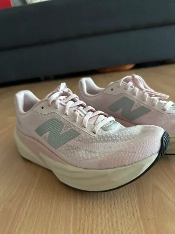 Brugt New Balance FuelCell Rebel v5 Running Shoes