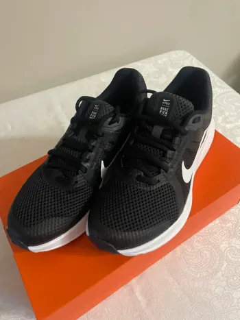 Brugt White Nike Running Shoes bike — billede 2 af 7