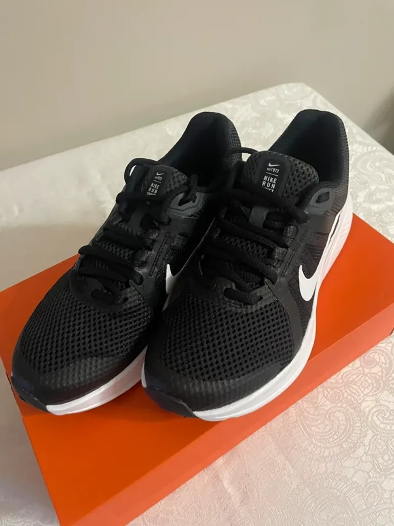 Brugt White Nike Running Shoes bike — billede 2 af 7
