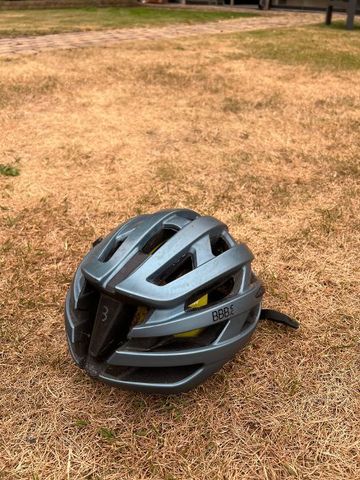 Used BBB BHE 153 BHE Helmet 2023 bike — image 2 of 5