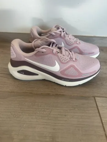 Käytetty Nike Structure 26 Running Shoes