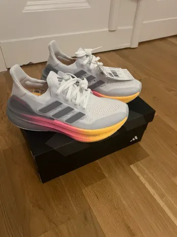 Käytetty Adidas Ultraboost Running Shoes