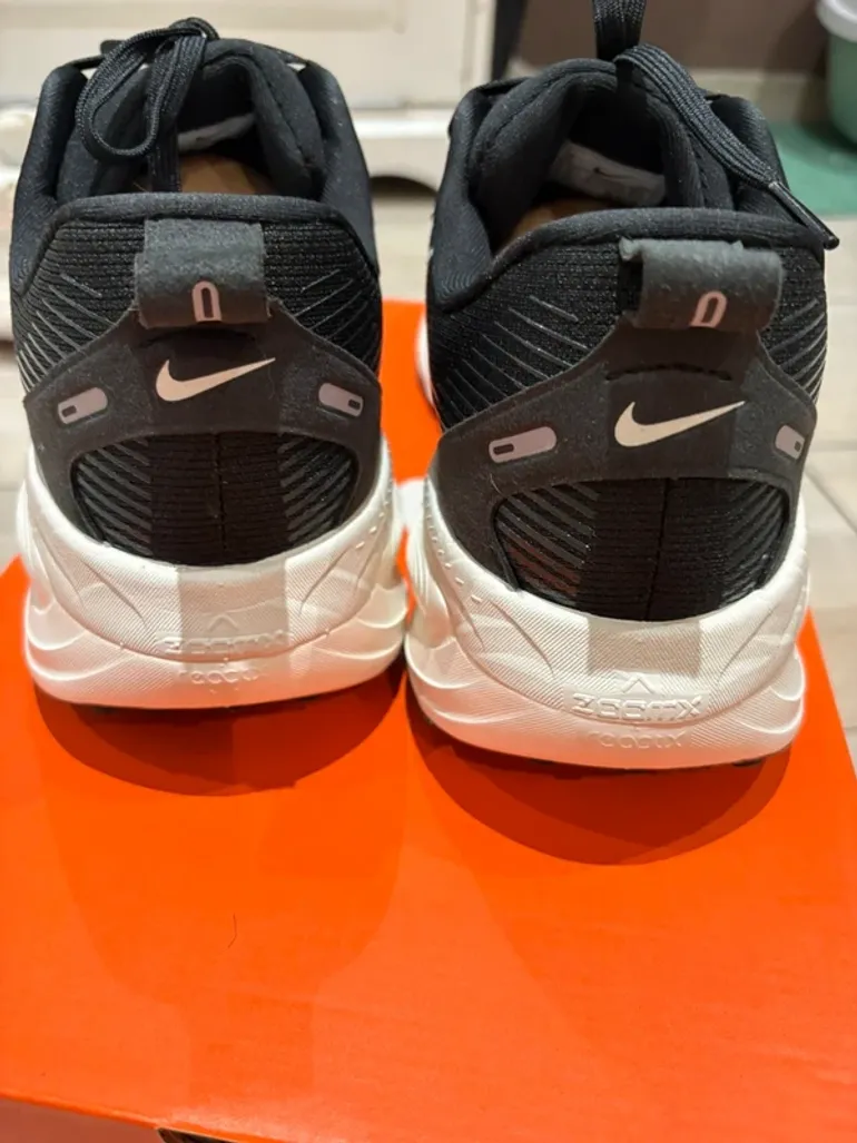 Used Nike Vomero 18 bike — image 3 of 9