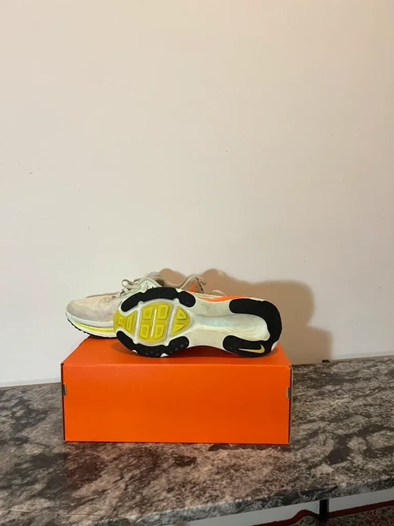 Used Nike Vomero 18 Zoomx bike — image 2 of 3