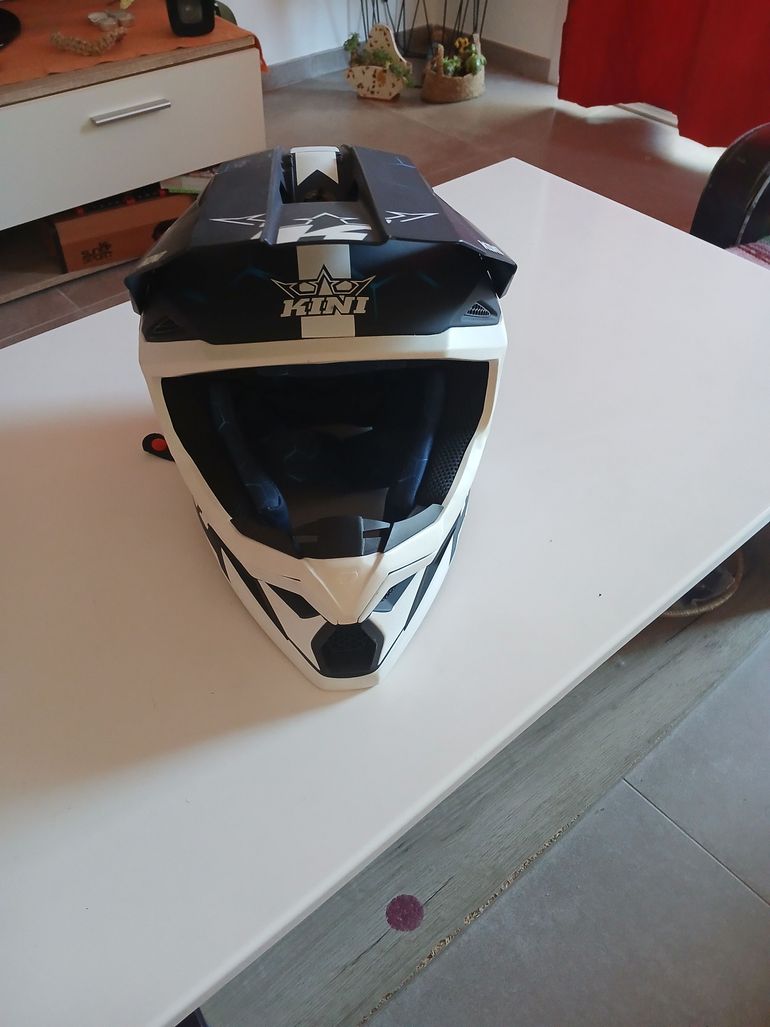 Redbull Junior Helmet 2025 bike usato — immagine 2 di 3