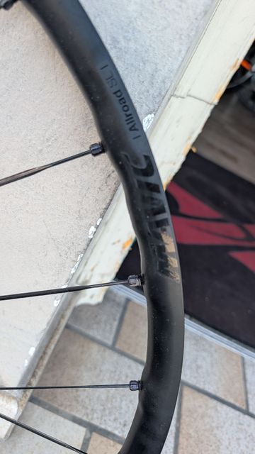 Used Mavic Allroad SL 25 Hookless 2025 bike — image 2 of 6