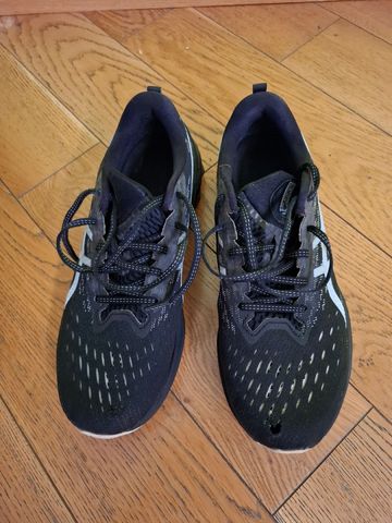 Used Asics Novablast 2 Running Shoes