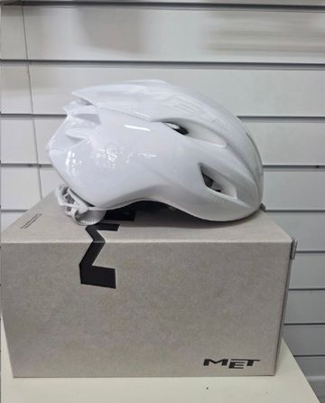 Tweedehands MET Manta MIPS Absolute White 2026 bike — afbeelding 2 van 5