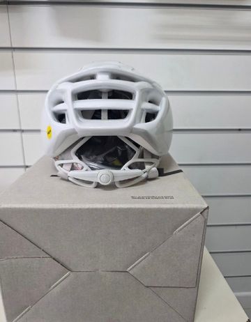Tweedehands MET Manta MIPS Absolute White 2026 bike — afbeelding 4 van 5
