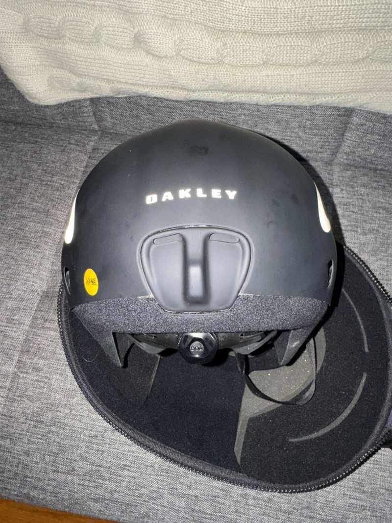 Used Oakley ARO7 Mips Helmet Cycling Accessories