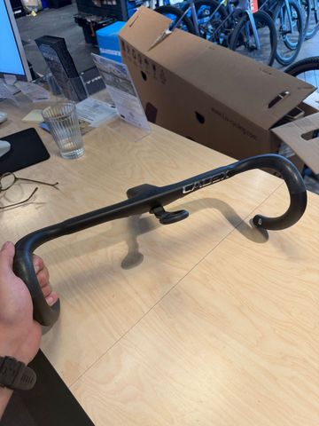 Brugt Cadex Aero Handlebar 2025 bike — billede 2 af 4