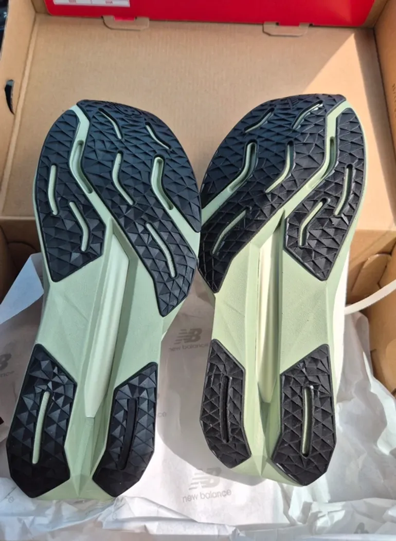 Used New Balance FuelCell Propelv5 bike — image 4 of 8