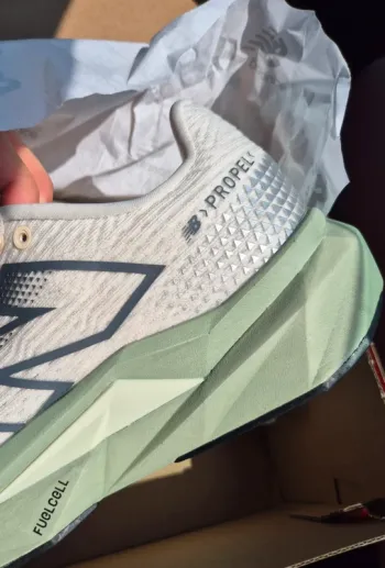 Used New Balance FuelCell Propelv5 bike — image 2 of 8