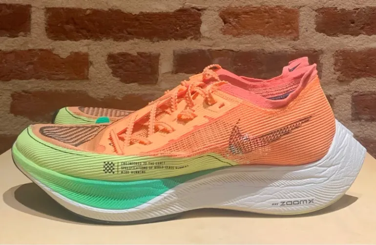 Nike ZoomX Vaporfly Next% 2 bike usato — immagine 2 di 9