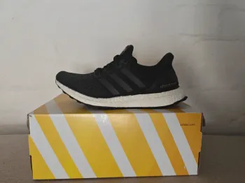 Adidas Ultraboost 2.0 Running Shoes usato