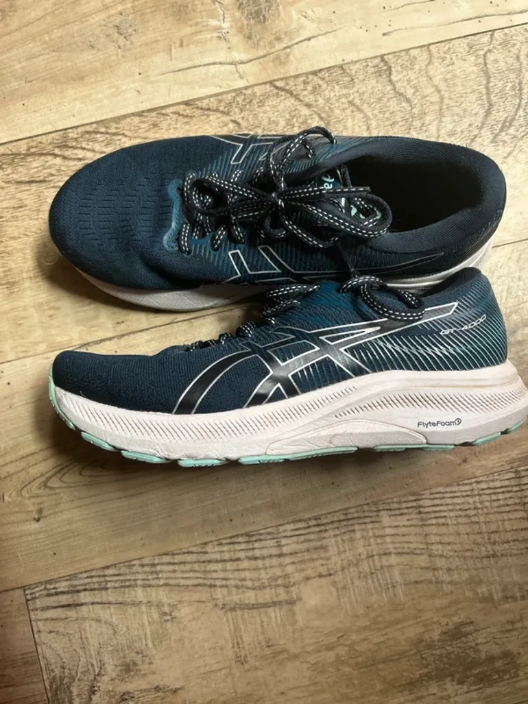 Used Asics pure gel bike — image 3 of 5