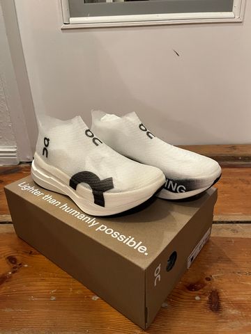Käytetty On Running Cloudboom Strike LightSpray 2025 Running Shoes