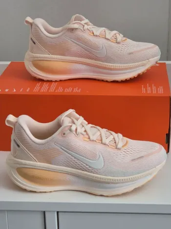 Pegasus Vomero 18 Running Shoes usato