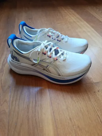Käytetty Asics Nimbus Edizione Speciale Parigi Running Shoes