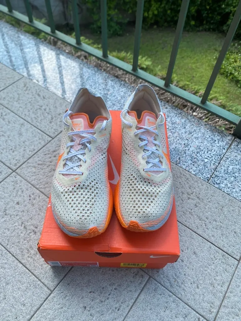 Nike ZoomX Vaporfly Next% 3 bike usato — immagine 3 di 5