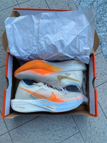 Nike ZoomX Vaporfly Next% 3 bike usato — immagine 2 di 5