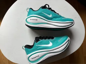Nike Vomero 18 Running Shoes usato