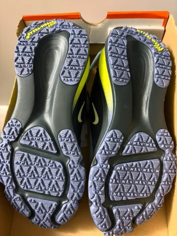 Used Nike Vomero 18 GTX bike — image 5 of 11