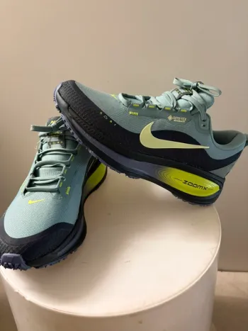 Used Nike Vomero 18 GTX bike — image 2 of 11