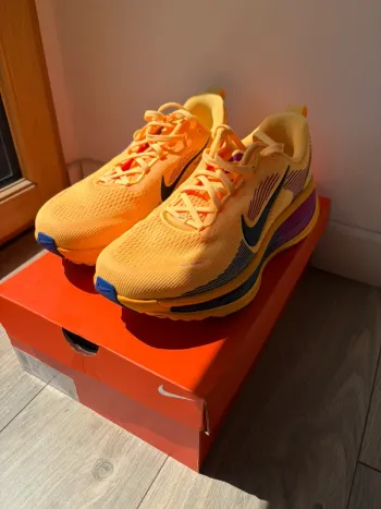 Nike Vomero 18 Running Shoes usato