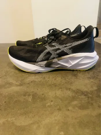 Używany Asics Novablast 5 Running Shoes