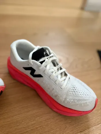 New Balance Supercomp Trainer v3 bike usato — immagine 8 di 24